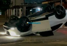 Motorista bate HR-V em carro estacionado, capota e foge após acidente
